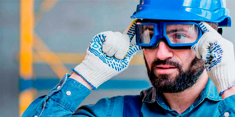 hombre-lentes-casco-azul-casa-lima (1)